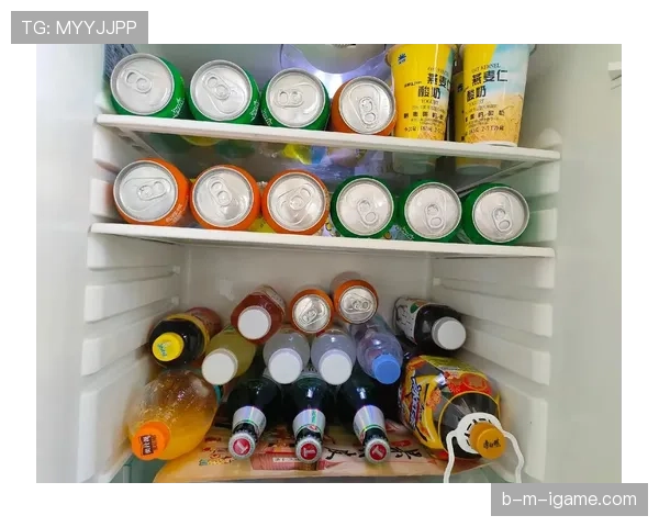 特雷·杨家的冰箱里塞满了能量饮料，连矿泉水都得排队