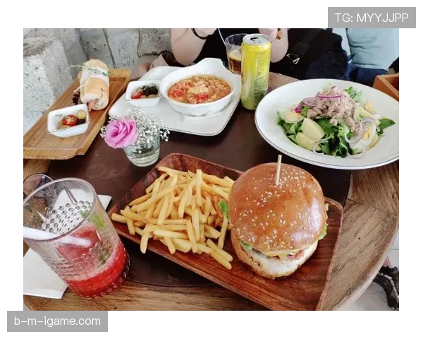 郑钦文赛后啃汉堡的样子，跟她在场上吼出来的那股狠劲儿反差太大了